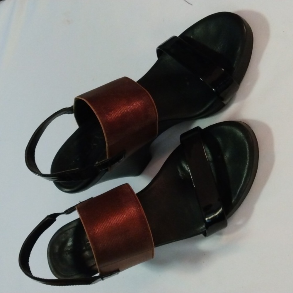 The Flexx black & bronze strapy 3.5" wedge heel sandals size 7 B  EUC